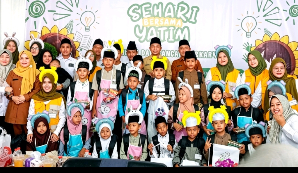 Caption Foto: ​“Mereka minta difoto berkali-kali pakai topi. Katanya mau dikirim ke saudara. Itu momen yang nggak bisa dibayar,”