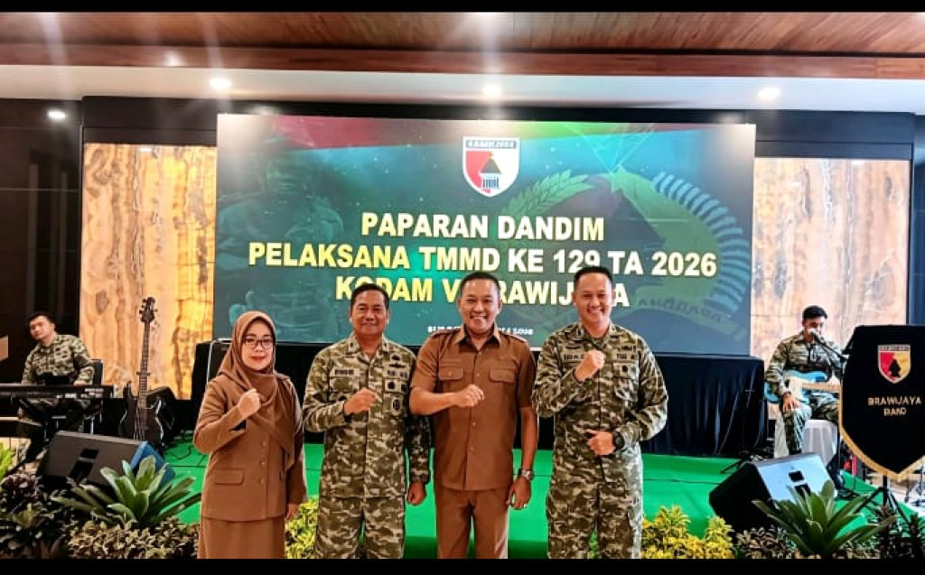 Caption foto : Bupati Sampang dan Dandim 0828 saat menghadiri Paparan Pelaksanaan TNI Manunggal Membangun Desa (TMMD)