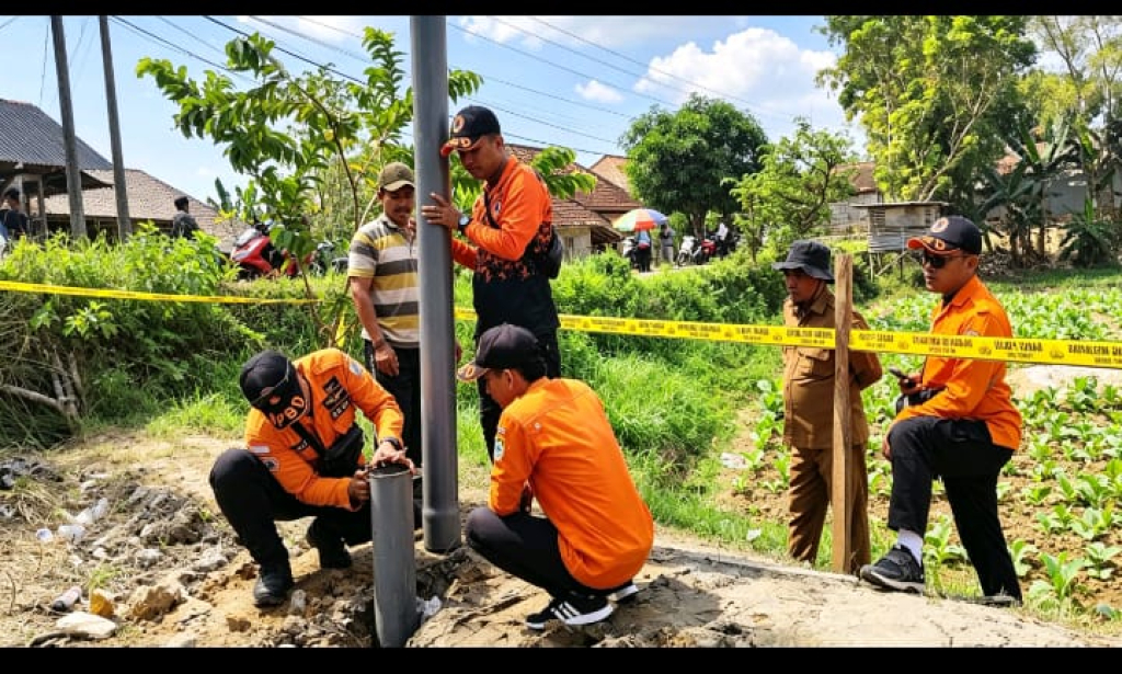 Caption Foto: Respon cepat oleh tim gabungan Badan Penanggulangan Bencana Daerah (BPBD) Kabupaten Sampang