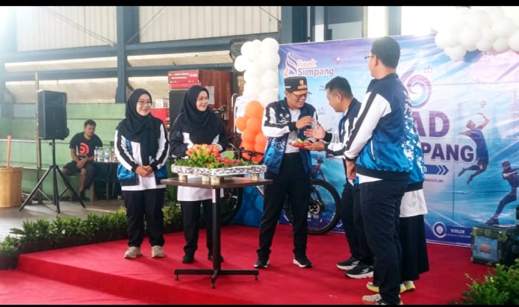 Caption Foto: Sekda Yuliadi Setiawan saat Memberikan Tumpeng Pertama ke Direktur Bank Sampang H.Syaifullah Asyik