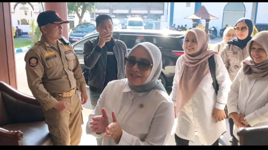 Caption Foto: Menteri PPPA saat Mengunjungi Pendopo Kabupaten Sampang