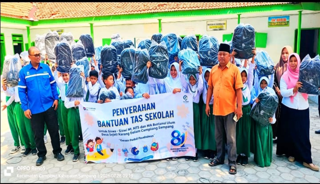 Caption Foto: Wujud Kepedulian Terhadap Dunia Pendidikan, PT Garam Berikan Bantuan Ratusan Tas Sekolah