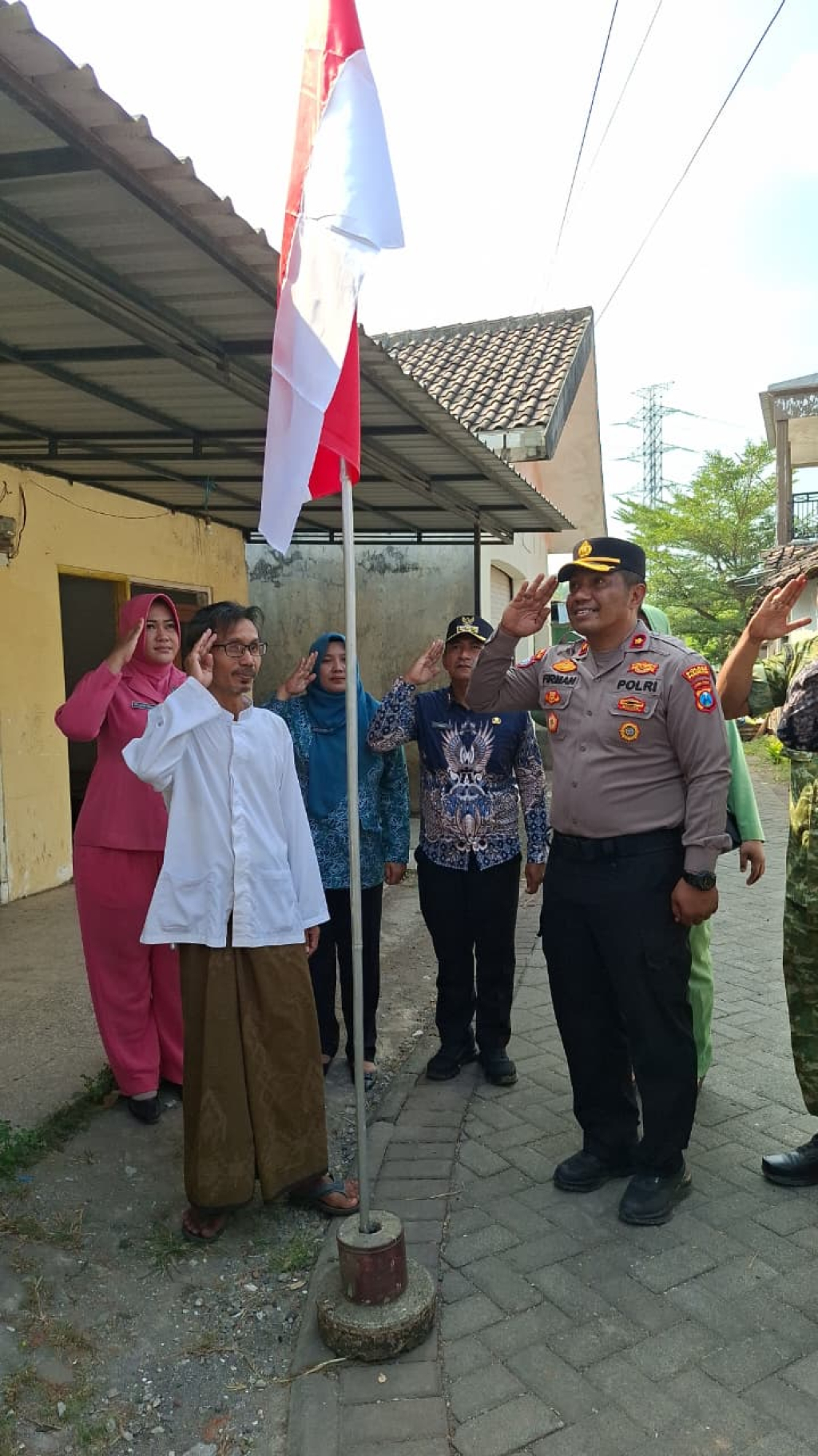 Jelang HUT RI Ke-81, Polsek Bangil dan Tiga Pilar Gelar Gerakan Bendera Merah Putih