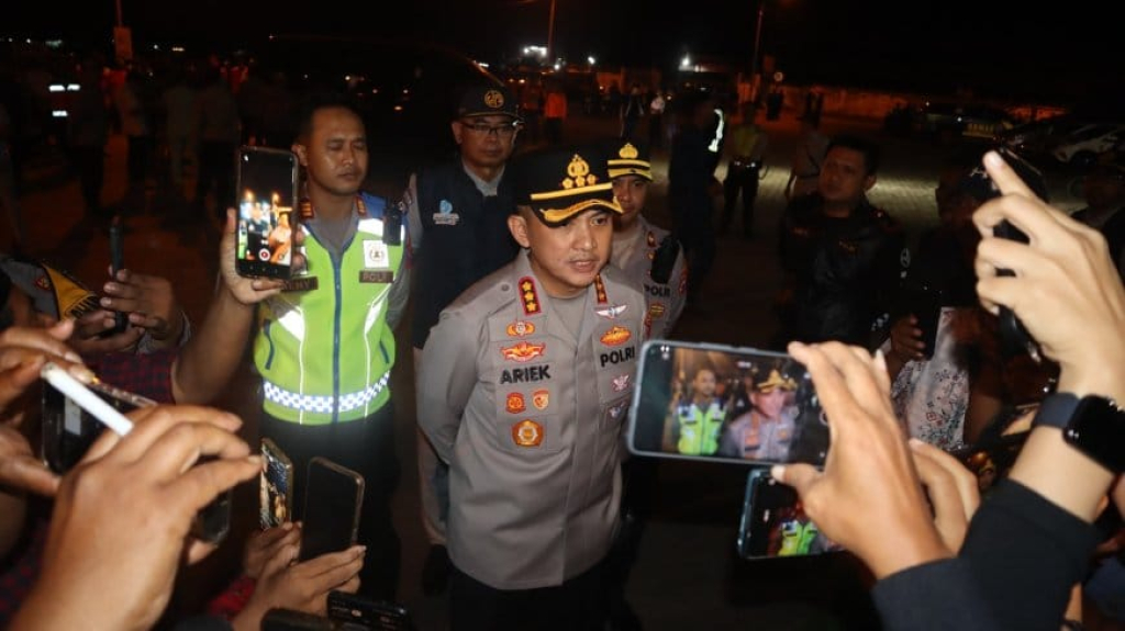 Kapolresta Sumenep Sambut Kedatangan Korban Evakuasi KM Mutiara Sentosa 2 di Pelabuhan Kalianget