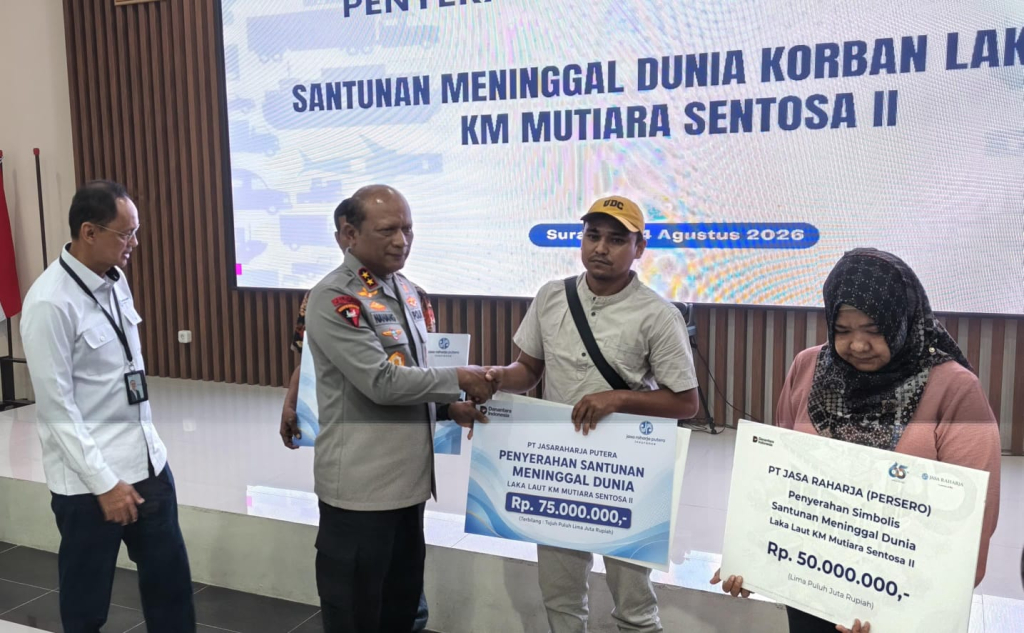 Kapolda Jatim Dampingi Wamenhub Serahkan Santunan Korban KM Mutiara Sentosa II