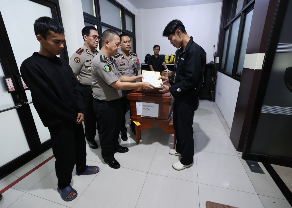 Tim DVI Polda Jatim Serahkan Dua Jenazah Korban KM Mutiara Sentosa II kepada Keluarga  