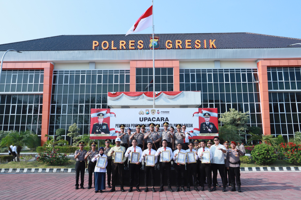 Polres Gresik Beri Penghargaan kepada Personel dan Warga Berprestasi, Perkuat Sinergi Pamswakarsa