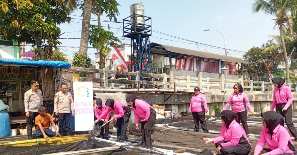Polsek Krembangan Dorong Ketahanan Pangan Lewat Budidaya Ikan Lele. 