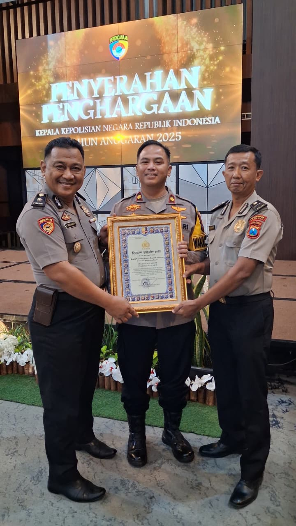 Wakapolresta Sumenep Terima Penghargaan, Polresta Sumenep Raih Predikat Pelayanan Prima Kategori A
