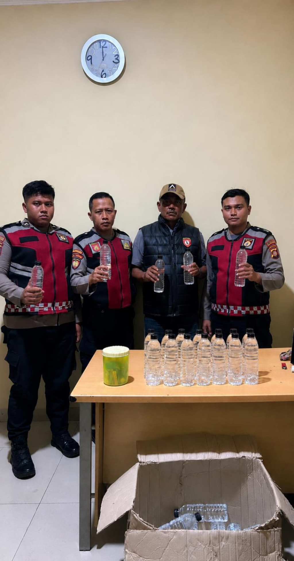 Sat Samapta Polresta Sumenep Amankan 51 Botol Arak Tanpa Merek Saat Patroli Antisipasi Gangguan Kamtibmas