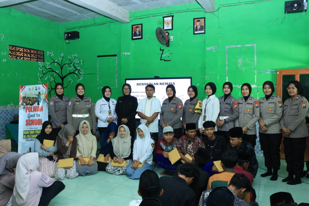 Sambut Hari Jadi ke - 78, Polwan Polres Ngawi Edukasi Santri Cegah Kenakalan Remaja