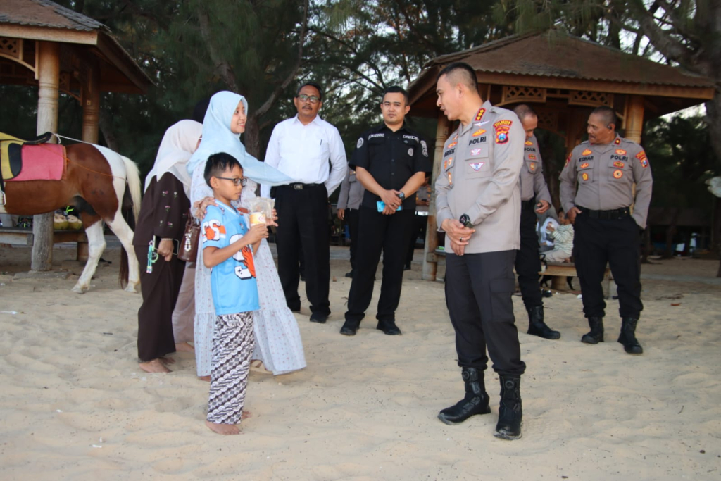 Senja di Pantai Lombang, Kapolresta Sumenep Sapa Wisatawan Lewat Patroli Harkamtibmas