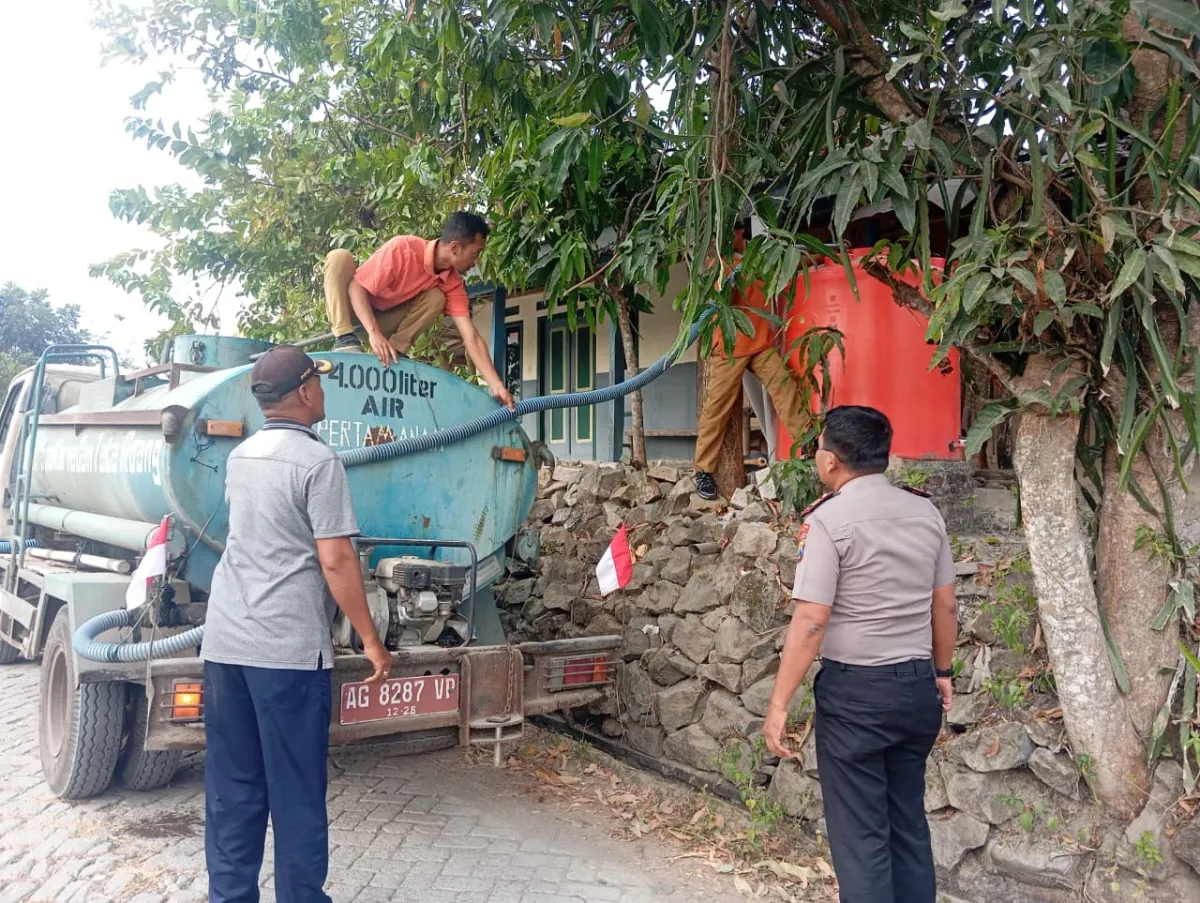 Polres Nganjuk Pasok 12 Ribu Liter Air Bersih ke Tiga Dusun Terdampak Kemarau