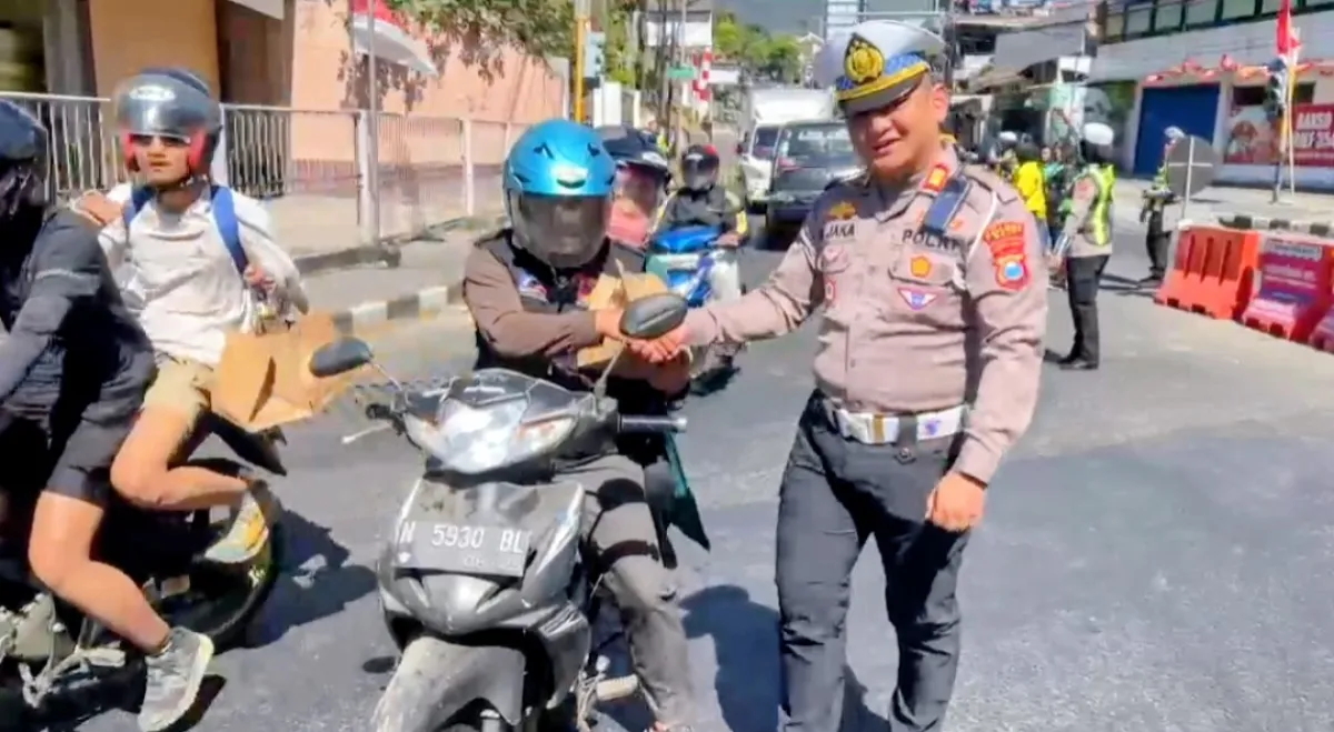 Jumat Berkah Satlantas Polres Batu, Pengendara Taat Aturan Dapat Bingkisan