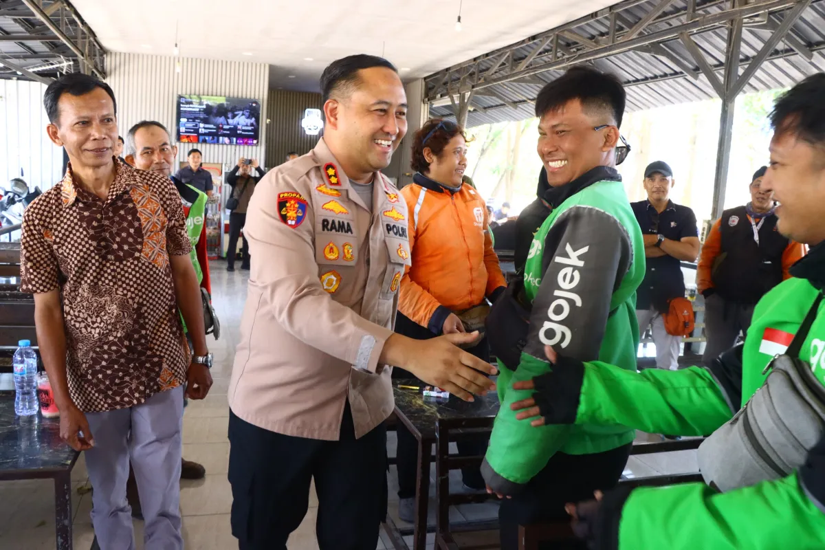 Bangun Sinergi, Kapolres Gresik Gelar Dialog Interaktif dan Bagi Bansos ke Driver Ojol
