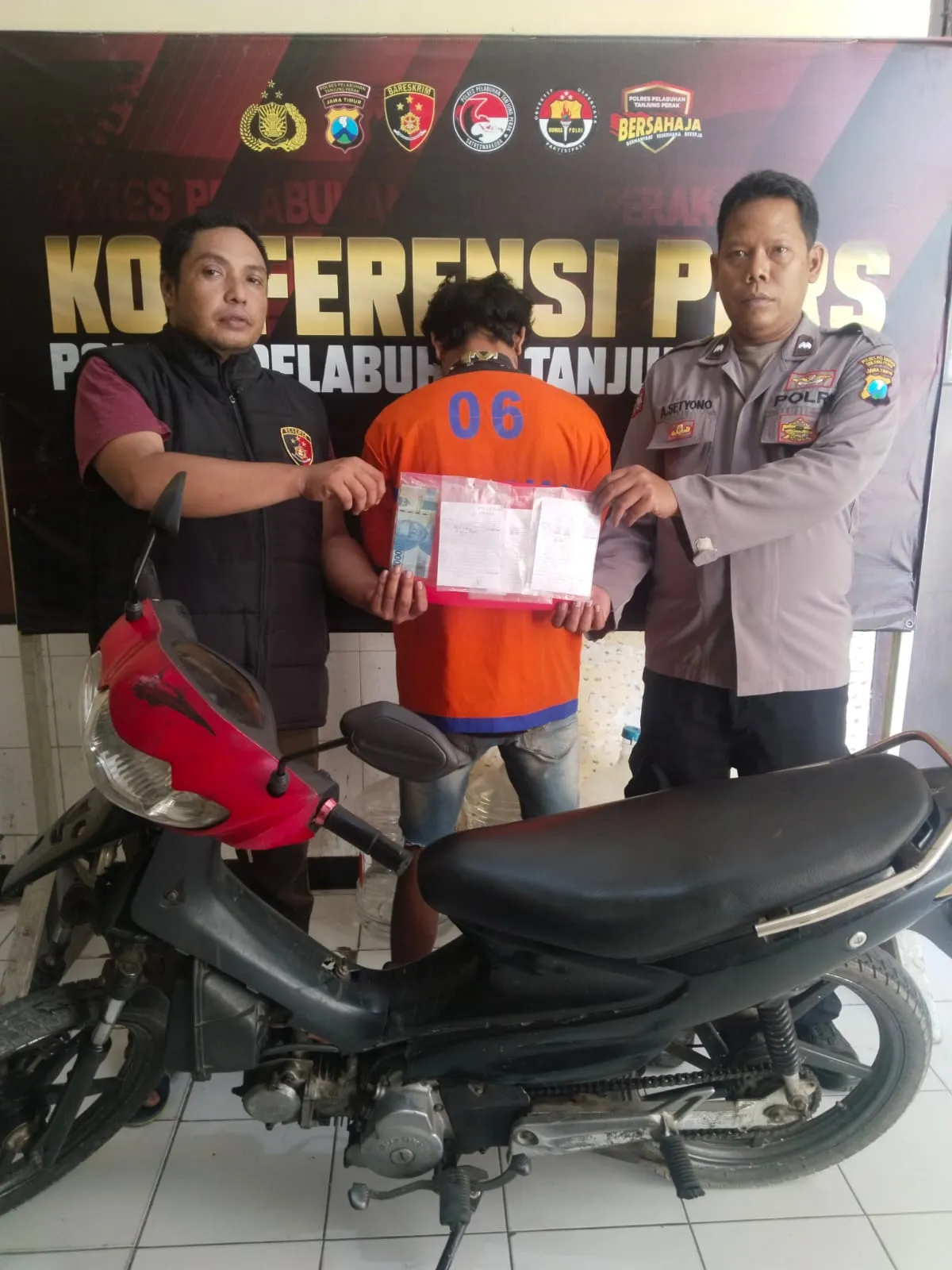 Polsek Kenjeran Amankan Pelaku Pembobolan Gudang Plastik Tambak Wedi Surabaya.