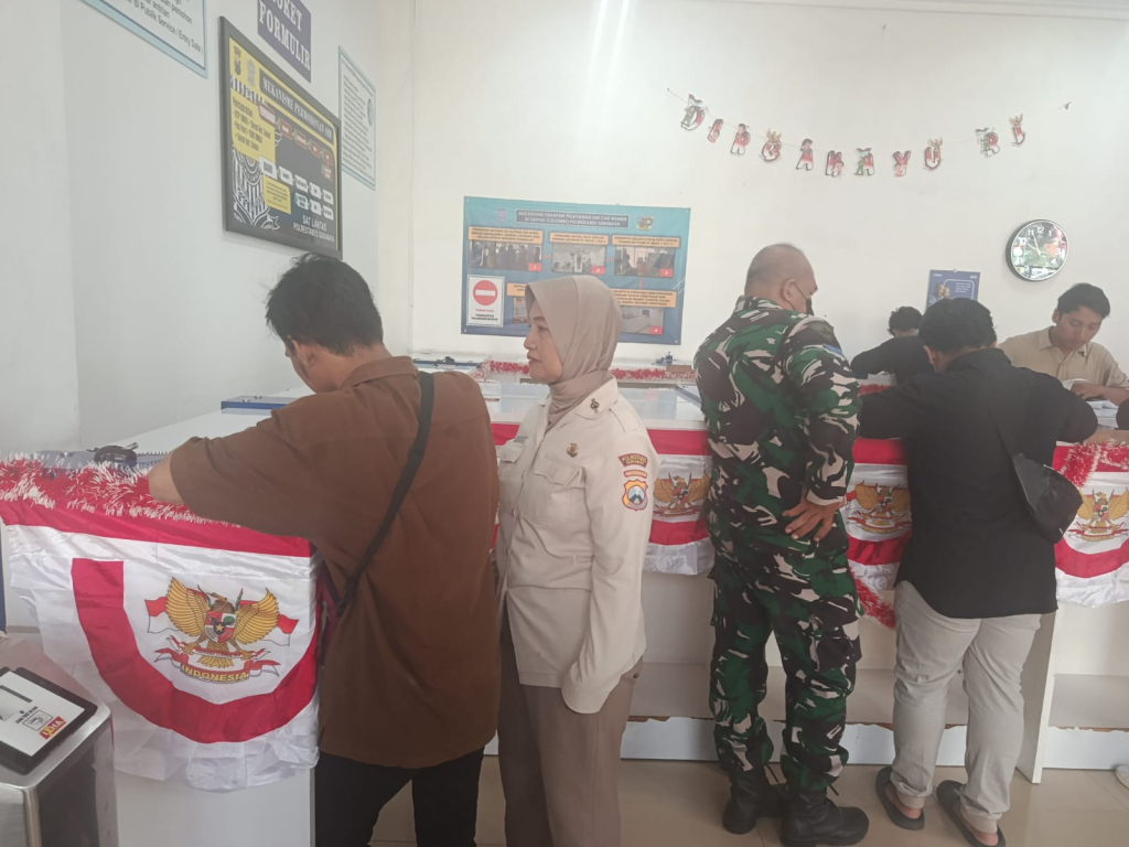 Humanis dan Sigap: Satpas Colombo Surabaya, Petugas Formulir Memberi Arahan Kepada Pemohon SIM Baru Maupun Perpanjangan