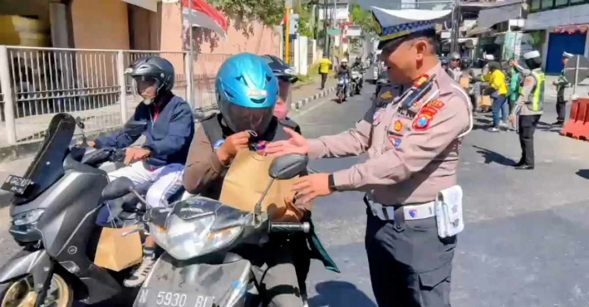 Satlantas Polres Batu Bagikan Bingkisan Jumat Berkah Bagi Kendaraan yang Taat Berlalu Lintas
