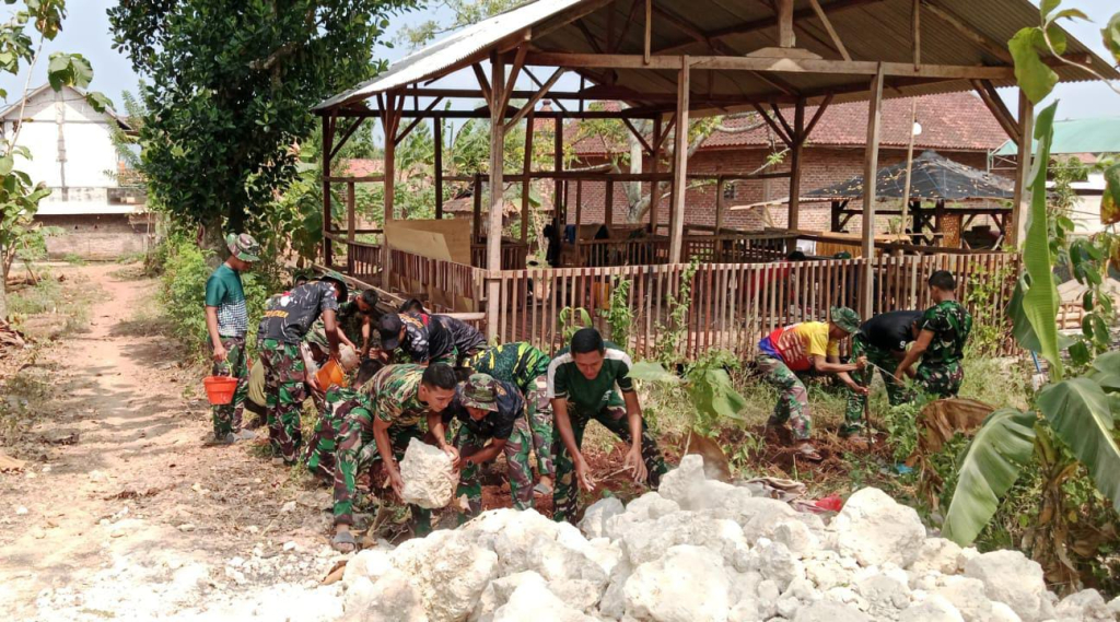 Caption Foto: Satgas TMMD Sampang Gali Jaringan Pipa HDPE Demi Air Bersih Panyepen