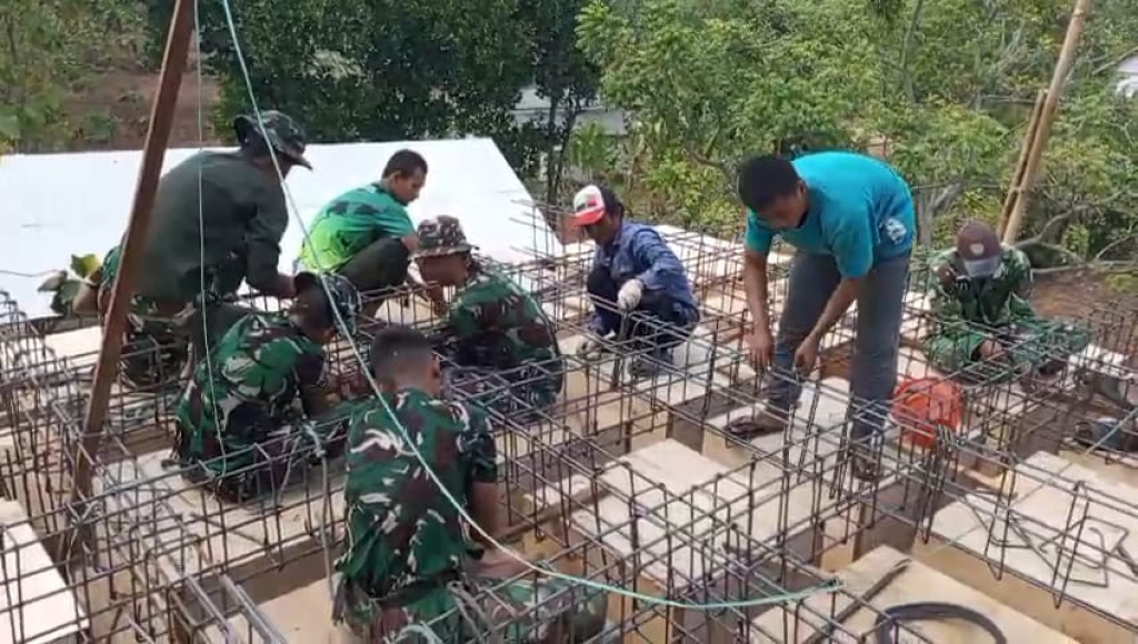 Caption Foto:: Semangat Gotong Royong Warnai Pemasangan Rangka Besi Tandon Air TMMD di Panyepen