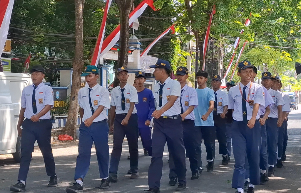 Caption Foto: Saat Latihan Peserta Gerak Jalan HUT ke-81 RI Khusus Pelajar