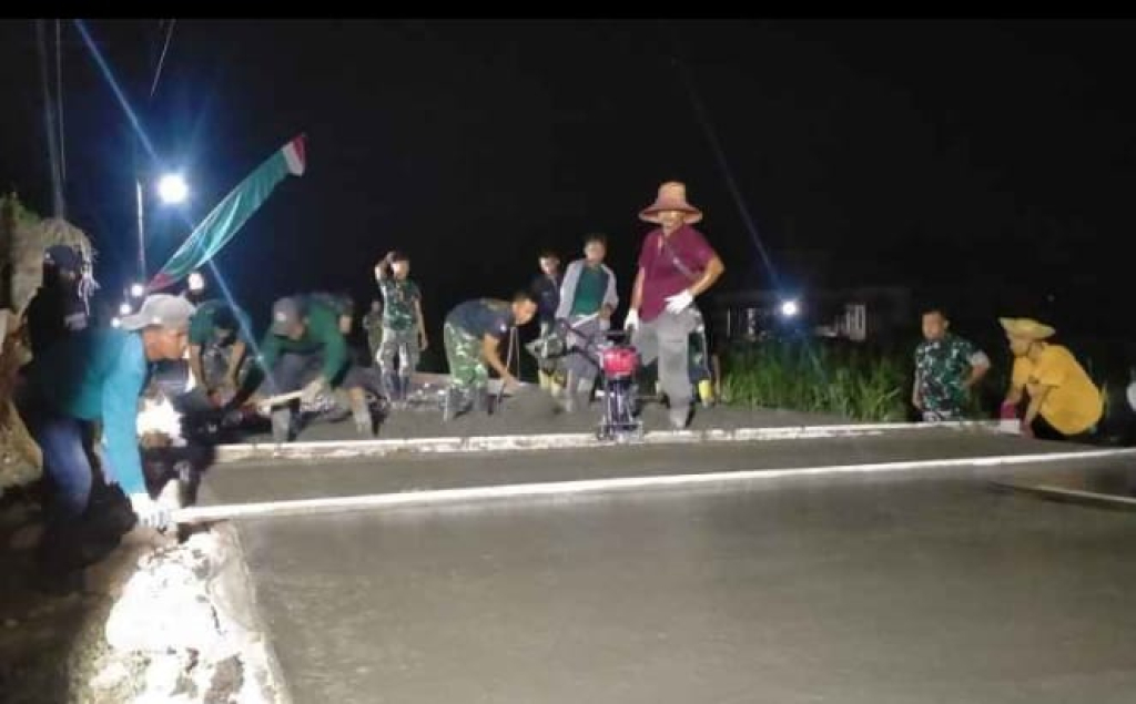 Caption Foto: Lembur Demi Jalan Impian, Satgas TMMD dan Warga Panyepen Cor Beton Bersama hingga Malam Hari