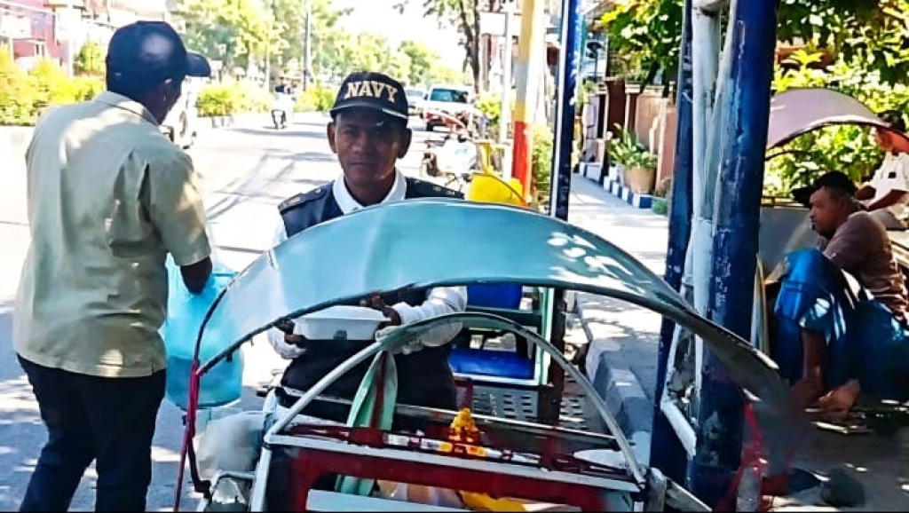 Caption Foto: Saat Abang Becak Menerima nasi kotak Jumat berkah Jumat berbagi