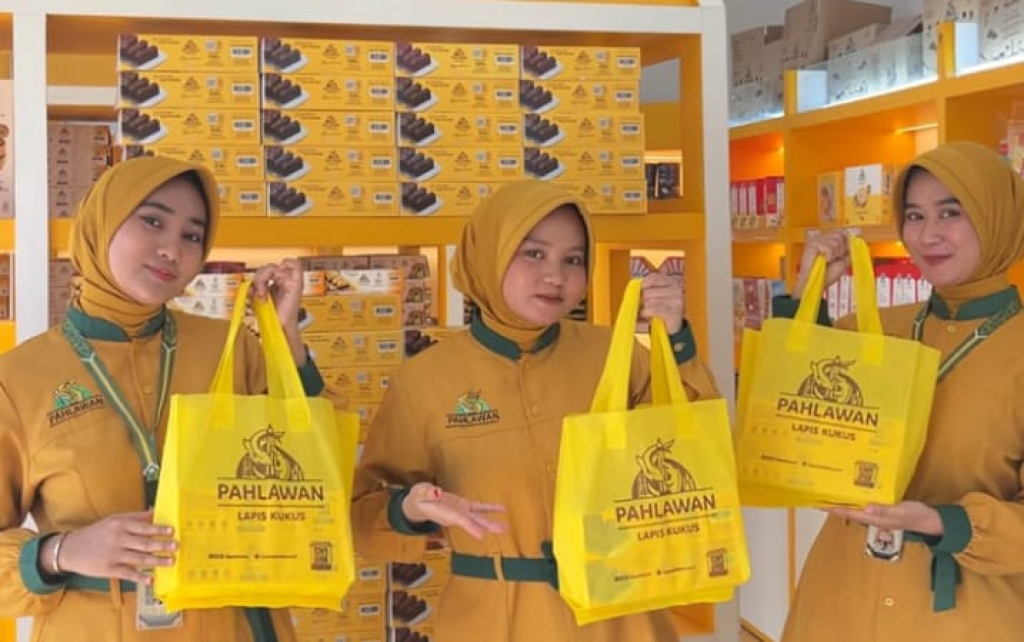 Caption Foto: Karyawan Lapis Kukus Pahlawan Surabaya Cabang Sampang