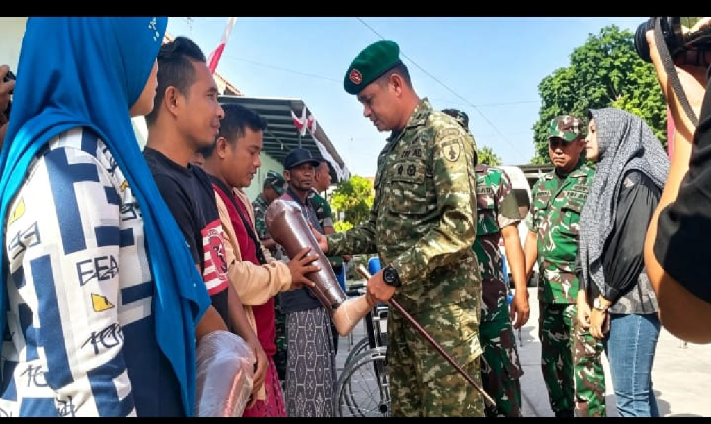 Caption Foto: Saat Letkol CZI Dika Catur Yanuar Anwar ST menyerahkan Bantuan Alat Bantu Disabilitas