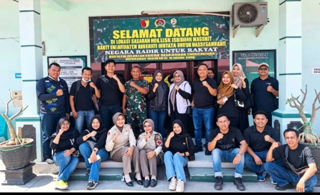 Caption Foto: Kodim 0828/Sampang bekerja sama dengan RSUD dr. Moh. Zyn (RSMZ) menggelar aksi bakti sosial berupa layanan khitanan massal gratis