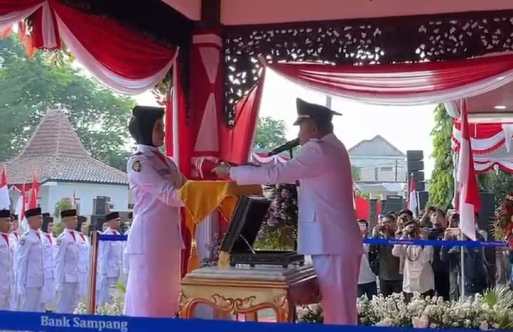 Caption Foto: Bupati Sampang Ajak Ulama, Masyarakat dan Pemuda Bersatu Wujudkan Pembangunan di HUT ke-81 RI