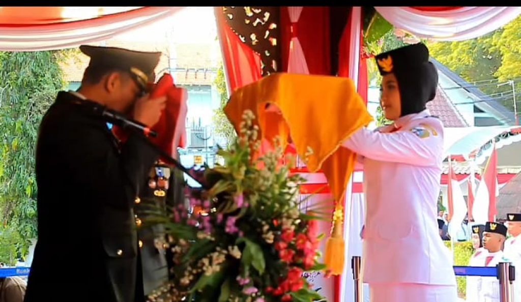 Caption Foto: Semarak HUT ke-81 RI di Sampang: Upacara Penurunan Bendera Merah Putih Berlangsung Khidmat