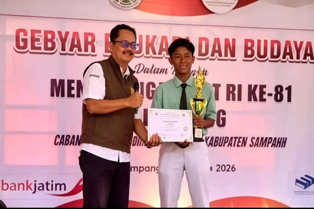 Caption Foto: penyerahan penghargaan di Jalan Kusuma No. 18 Sampang