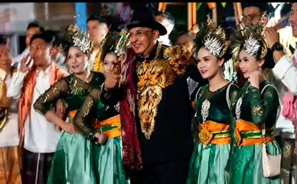 Caption Foto: Aba Jamal dan empat penari dari Sanggar Potre Koning sangat serasi dan menyatu sempurna dengan ketukan perkusi Lanceng Torajeh,