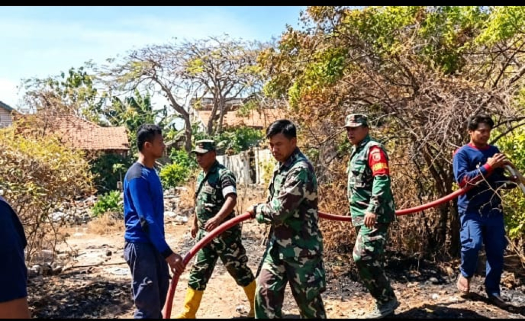 Api Pembakar Sampah Merambat ke SDN Rongtengah 5 Sampang, Koramil dan Warga Bahu-Membahu Padamkan Jago Merah