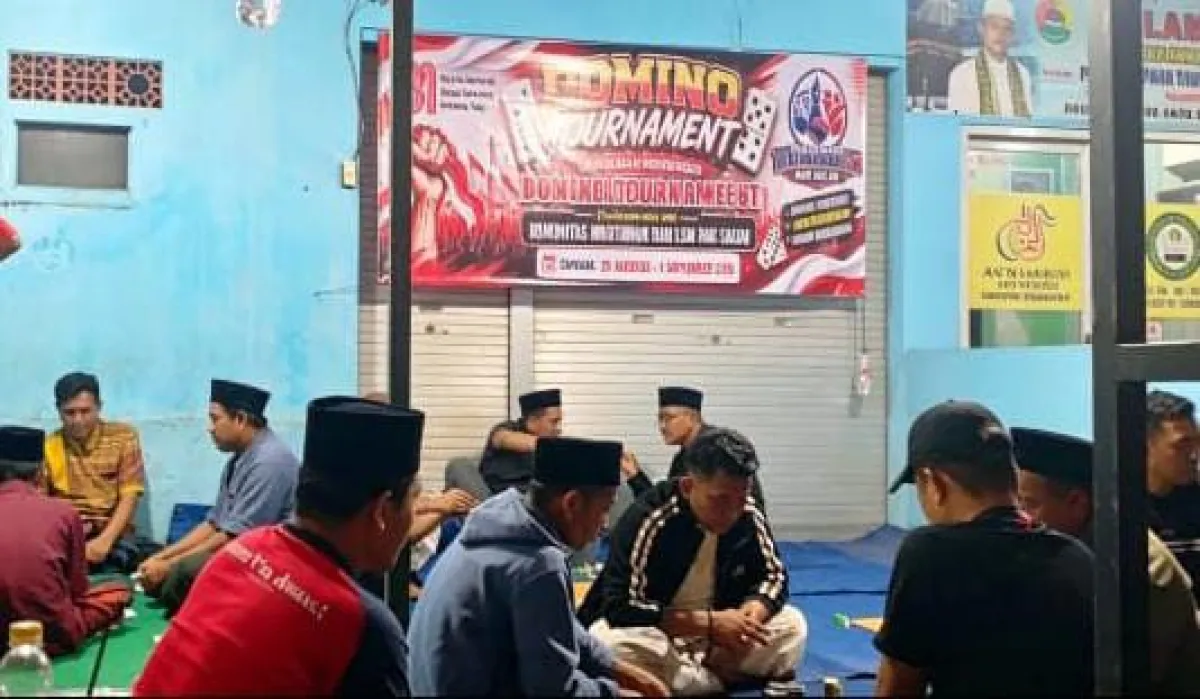 Kemeriahan Turnamen Domino di Sampang: Cairkan Batasan Pejabat dan Warga di Momen Kemerdekaan