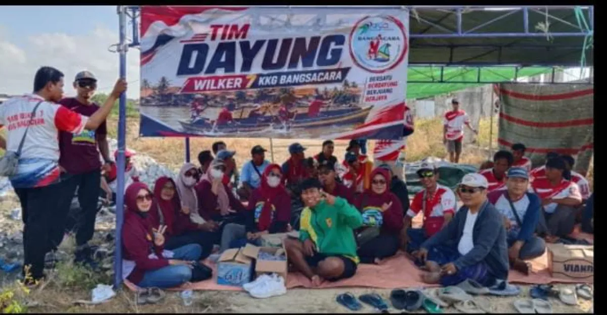 Menyemarakkan HUT Ke-81 RI, Tim Dayung SDN Pulau Mandangin Wilker 7 Sampang Pukau Penonton di Sungai Juklanteng