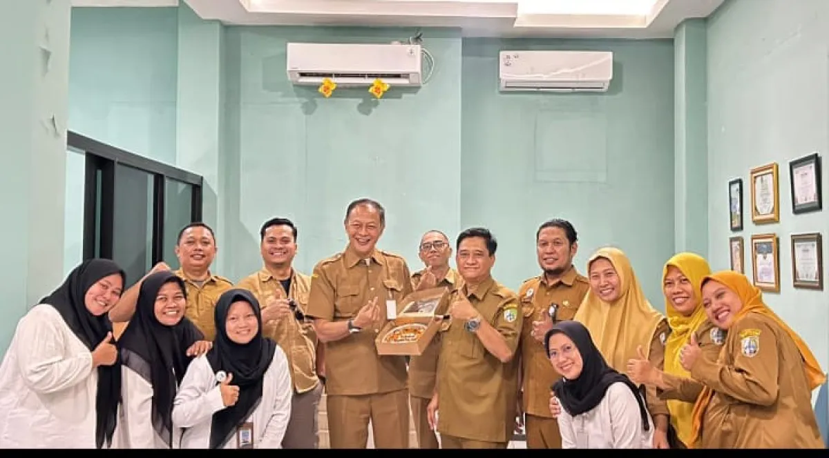 Momen Hangat Kebersamaan, Dirut RSUD dr. Mohammad Zyn Sampang Andy Andrian Hasan Dapat Kejutan Ulang Tahun ke-59