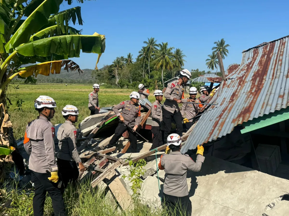 Kehadiran Brimob Ringankan Beban Warga, Rumah Terdampak Bencana Dibongkar
