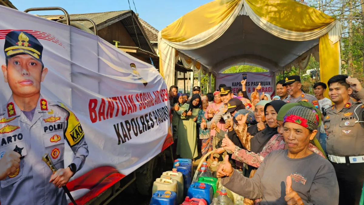 Kapolres Pasuruan Salurkan Bantuan Air Bersih dan Sembako untuk Warga Kedungrejo