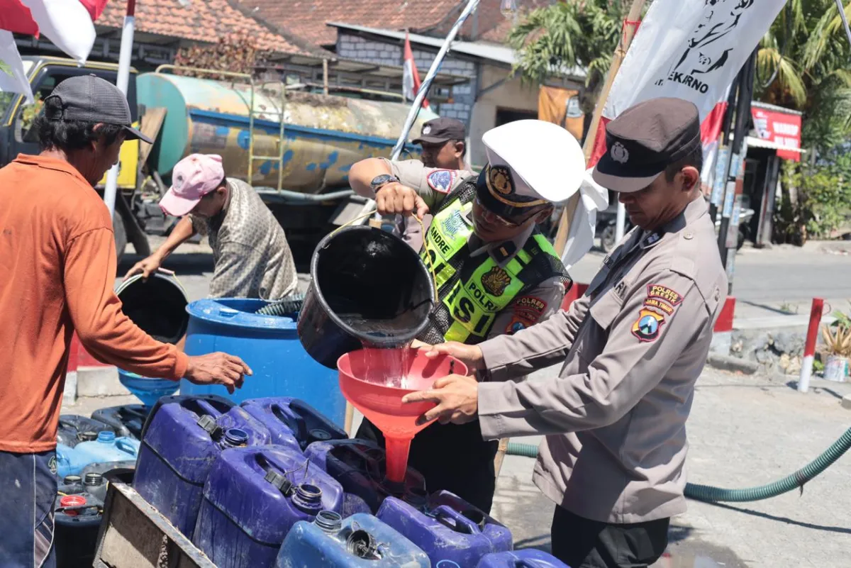 Polres Gresik Peduli, Salurkan Bantuan Air Bersih untuk Warga 3 Desa di Balongpanggang
