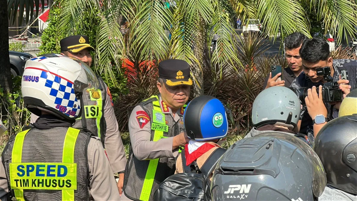Tertib Berlalu Lintas Berbuah Apresiasi, Kapolrestabes Surabaya Bagikan Helm Gratis kepada Pengendara