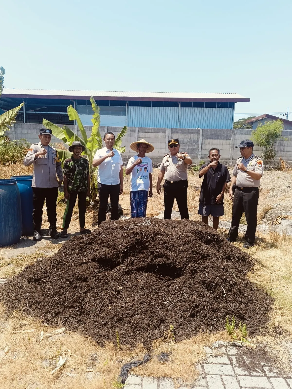 Polres Tanjung Perak Salurkan 2 Kubik Kompos untuk Lahan Jagung Kenjeran, Dukung Program Ketahanan Pangan