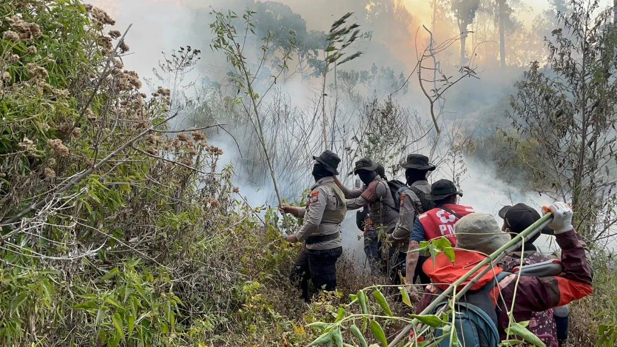Polres Batu Terjunkan Personel Tangani Karhutla di Gunung Buthak dan Sterilisasi Jalur Pendakian Panderman