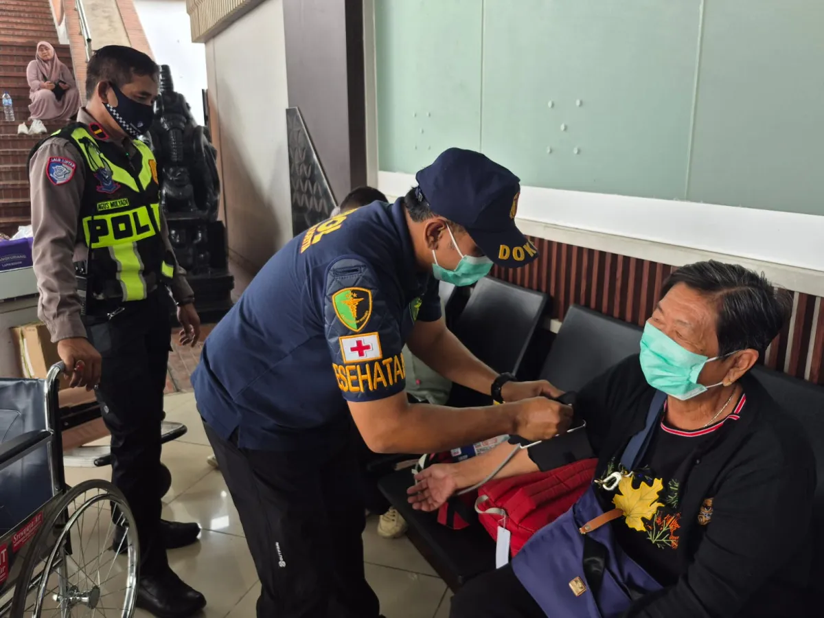 Polresta Bandara Soetta Beri Layanan Kesehatan dan Masker Gratis bagi Penumpang Terdampak Erupsi Anak Krakatau
