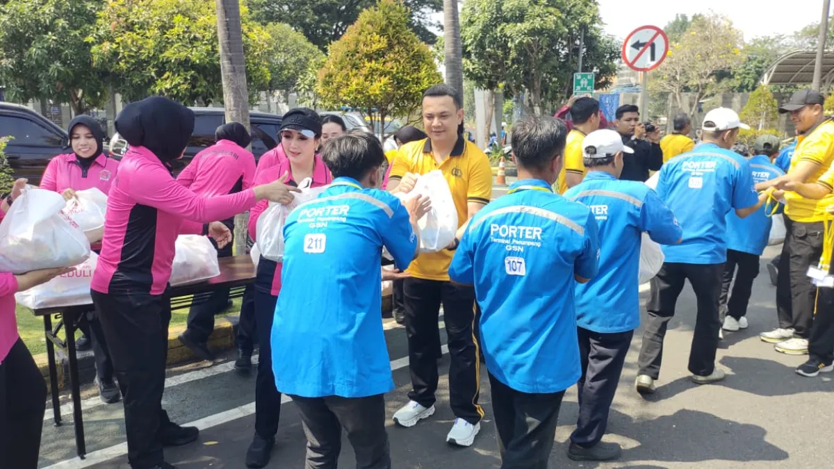 Sambut HKGB ke-74, Polres Tanjung Perak Gelar Bansos Untuk Portir Pelabuhan