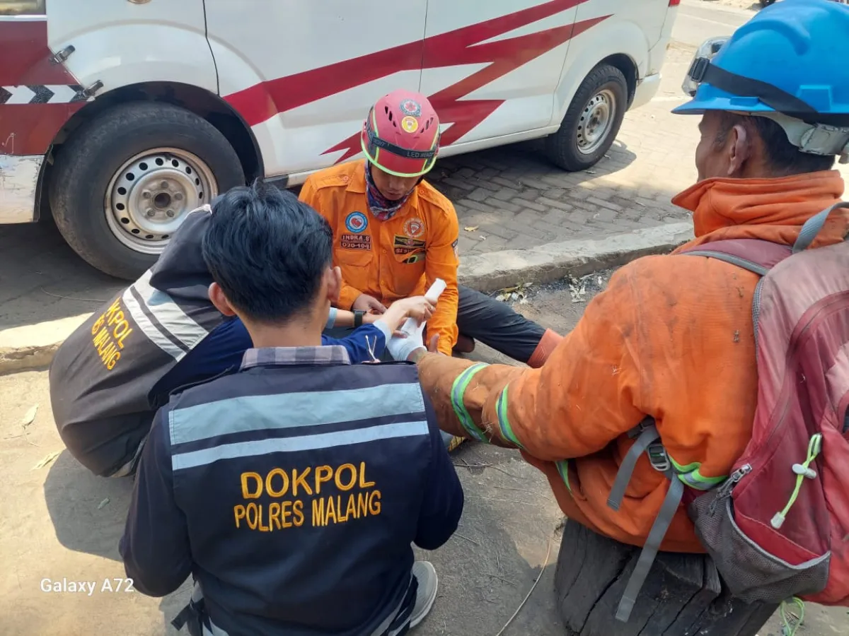 Polres Malang Libatkan Tim Dokkes, Menjaga Napas Para Penjinak Api Karhutla di Lereng Bromo