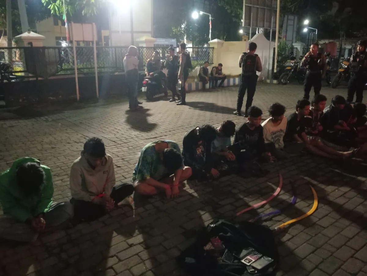 Polisi Gagalkan Rencana Tawuran Dua Kelompok di Jalan Kedung Cowek, 11 Remaja Diamankan, 