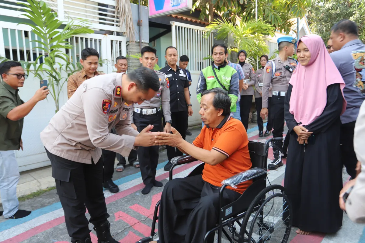 Sentuh Hati! Aksi Cepat Polres Gresik Selamatkan Ekonomi Keluarga Driver Ojol Korban Kecelakaan