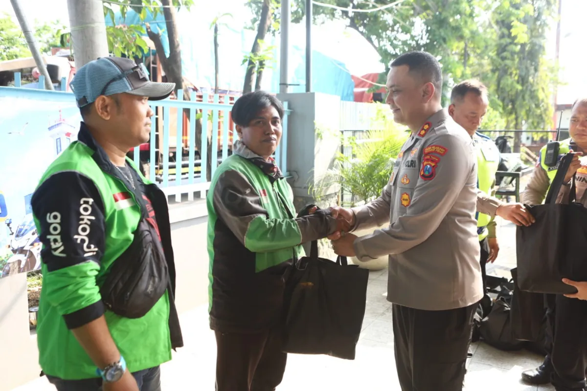 Sambut HUT Lalu Lintas ke-71, Polres Pelabuhan Tanjung Perak Salurkan Bansos dan Rangkul Komunitas Ojol